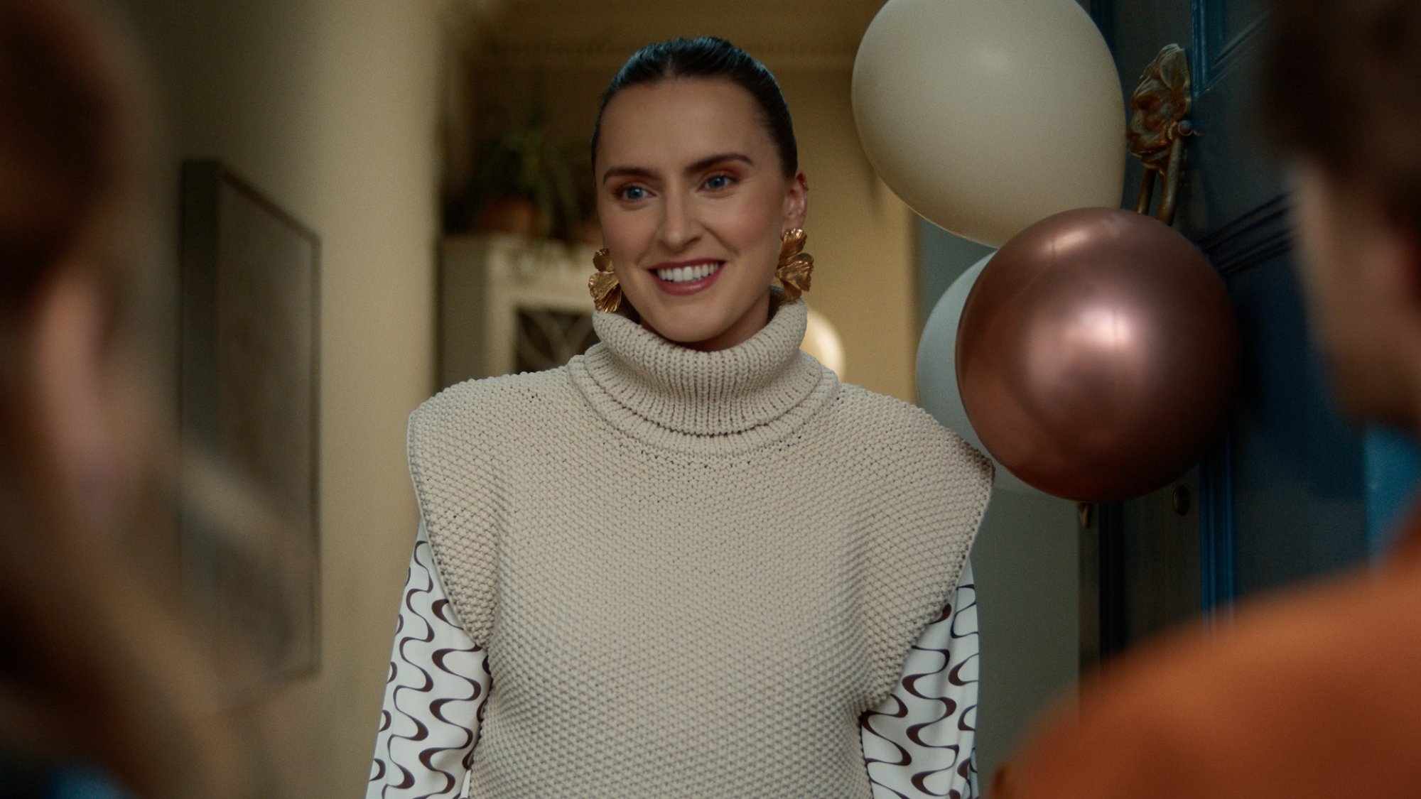 Nora (Rosa Robson) smiles in welcome in the TV series "Extraordinary"