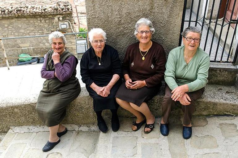 Asırlık insanların ülkesinde doğdu, kendini yaşlanmayı durdurmaya adadı Ünlü kanser araştırmacısı 100 yıldan fazla yaşamanın sırrını buldu