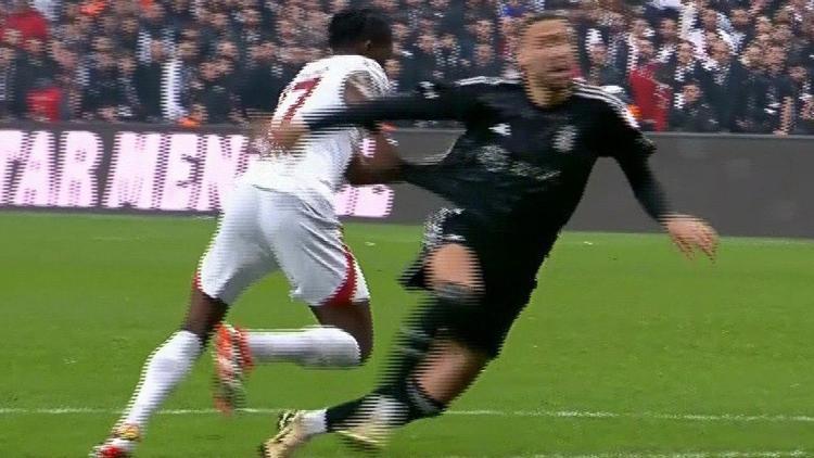Beşiktaş – Galatasaray derbisinde penaltı tartışması! Karar sonrası çılgına döndü