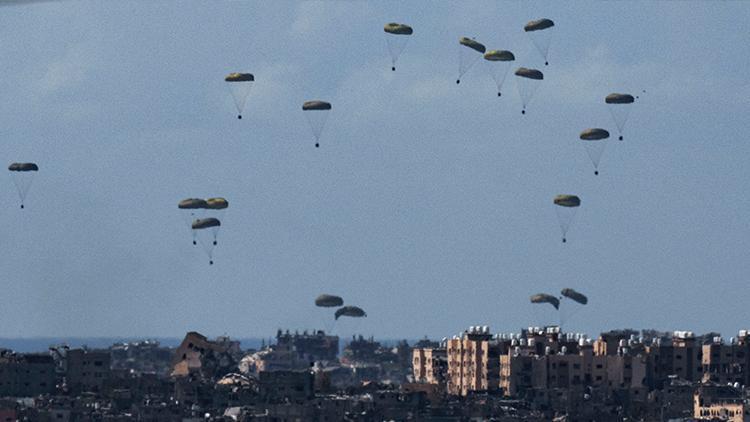 Gazze’de paraşütü açılmayan yardım paketi sivillerin üzerine düştü… Ölü ve yaralılar var