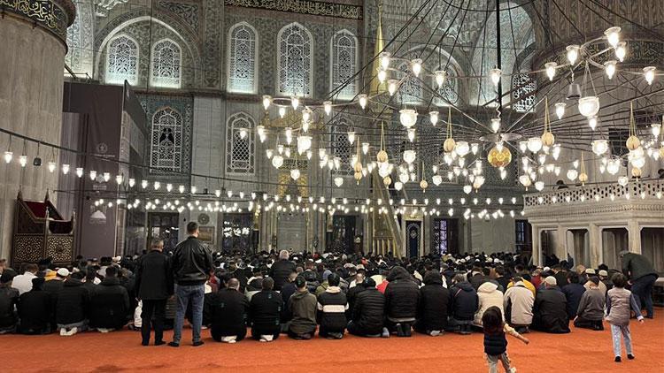 İlk teravih namazı için vatandaşlar camilere akın etti