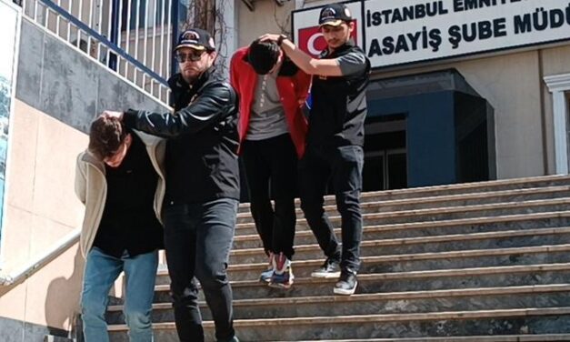 Kadını bıçakla tehdit edip otomobili gasbettiler! Otomobille dolaşırken yakalandılar