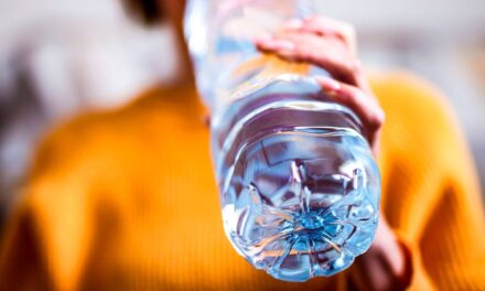 Su içerken mikroplastiklerden mi endişeleniyorsunuz? Çözüm çok basitmiş!