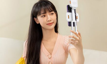 This mini foldable light for your phone is just $22.99