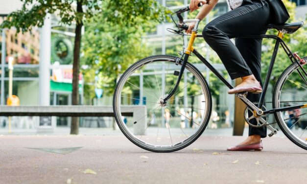 This bicycle light uses AI to keep you safe from bad drivers