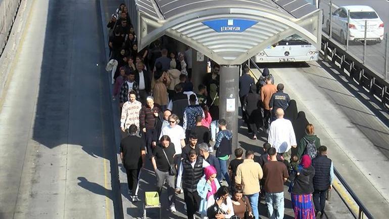 Metrobüs üst geçidinde izdiham