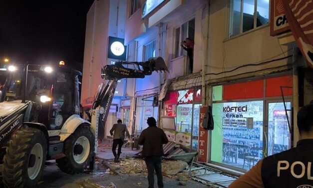 CHP ilçe başkanlığında seçim kutlamasında balkon çöktü: 1’i ağır, 4 yaralı