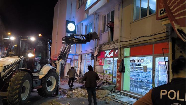 CHP ilçe başkanlığında seçim kutlamasında balkon çöktü: 1’i ağır, 4 yaralı