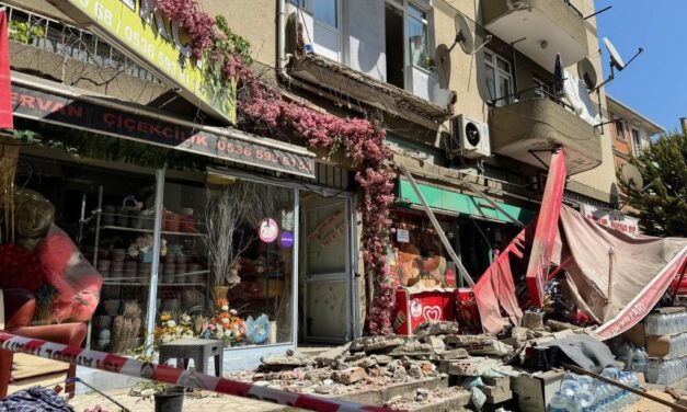 Kartal’da 5 katlı binanın birinci katındaki balkon çöktü