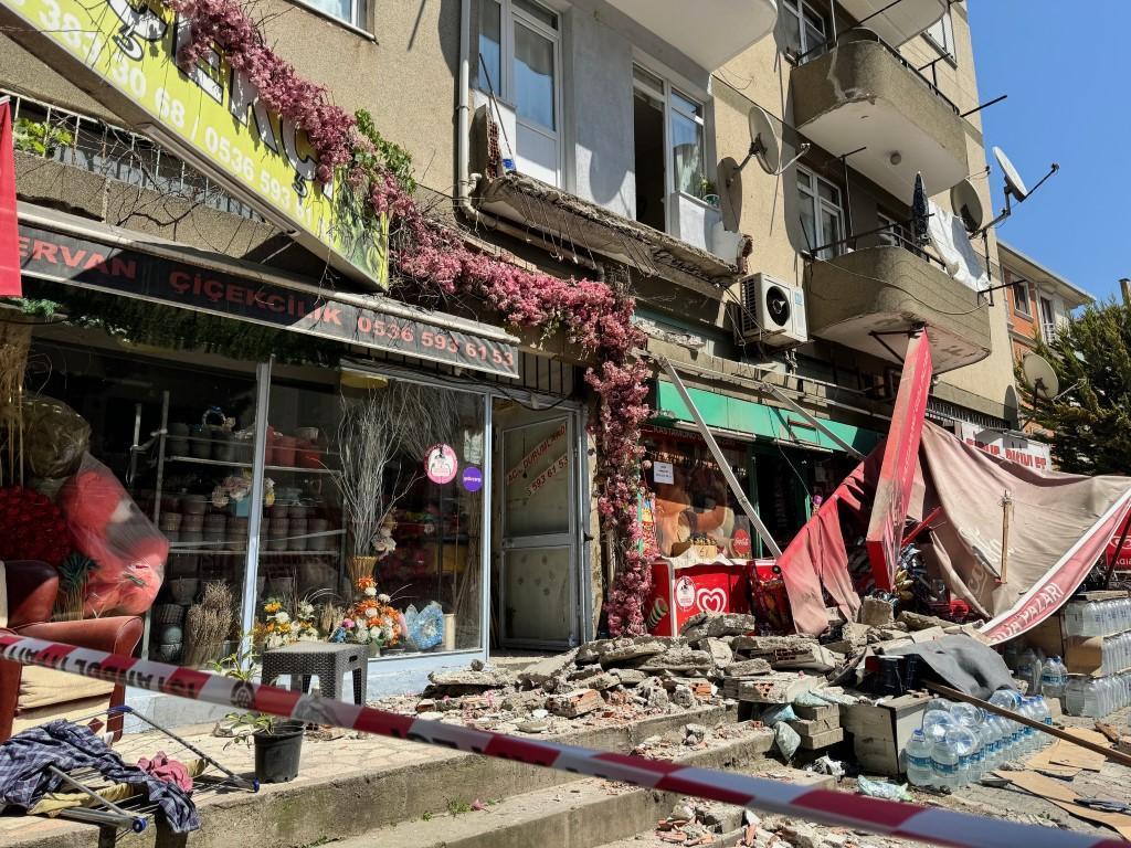 Kartal’da 5 katlı binanın birinci katındaki balkon çöktü