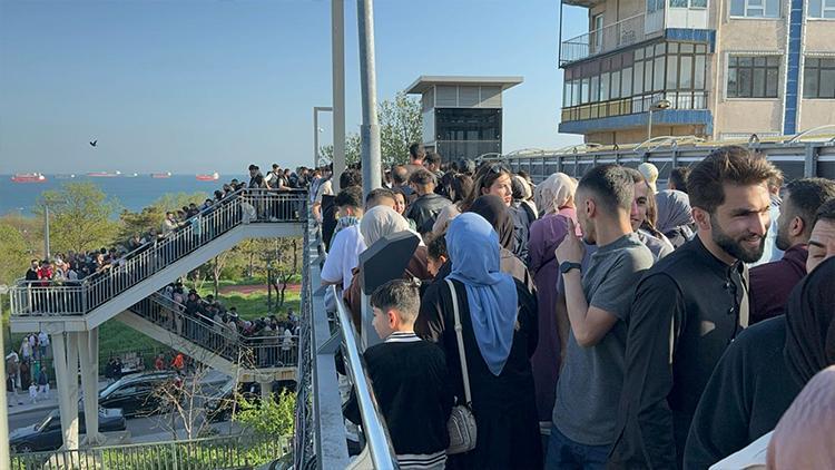 Metrobüs üst geçidinde izdiham – Son Dakika Haber