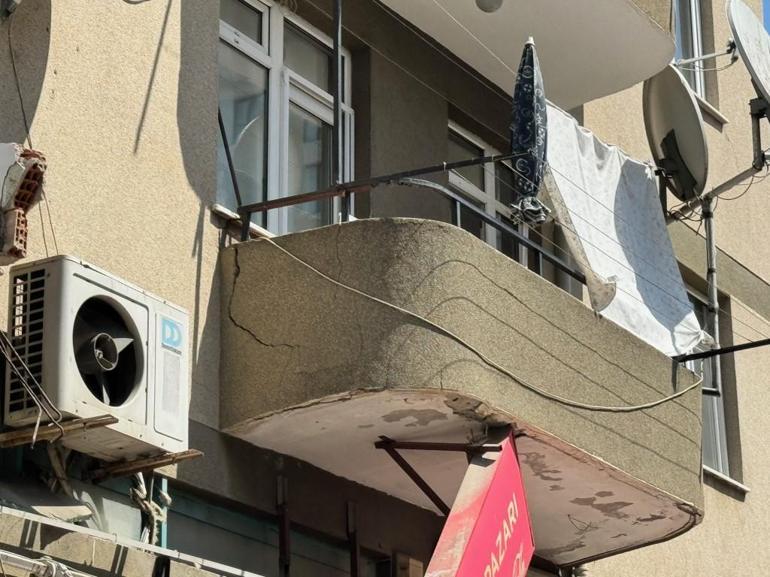 Kartalda 5 katlı binanın birinci katındaki balkon çöktü