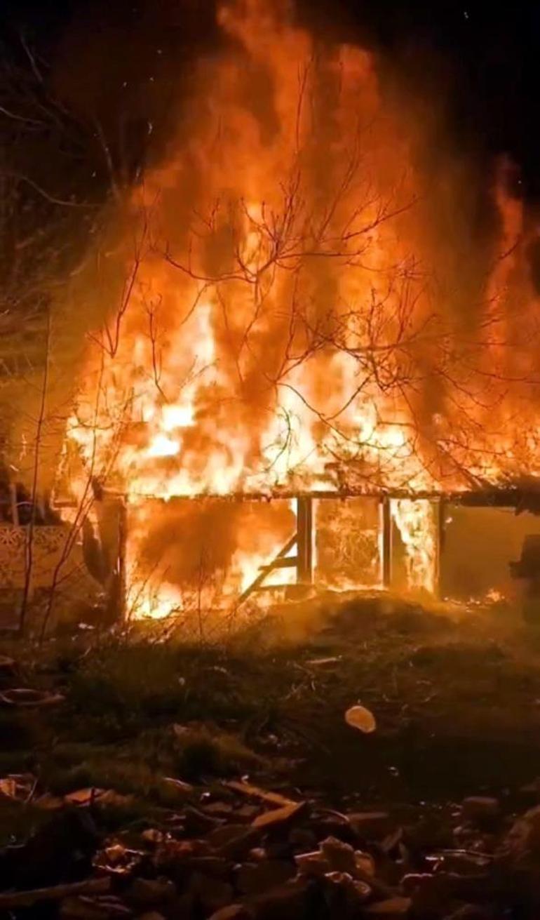 Sakarya’da korkutan yangını Baraka alev topuna döndü