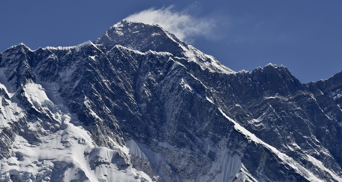 ‘Bu yolda çok arkadaşımı kaybettim’ Tunç Fındık bu kez iklim krizi için Everest’e çıkıyor! Hedefi bir ilki başarmak…