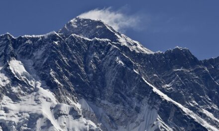 ‘Bu yolda çok arkadaşımı kaybettim’ Tunç Fındık bu kez iklim krizi için Everest’e çıkıyor! Hedefi bir ilki başarmak…