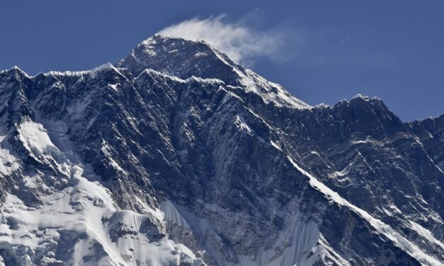 ‘Bu yolda çok arkadaşımı kaybettim’ Tunç Fındık bu kez iklim krizi için Everest’e çıkıyor! Hedefi bir ilki başarmak…
