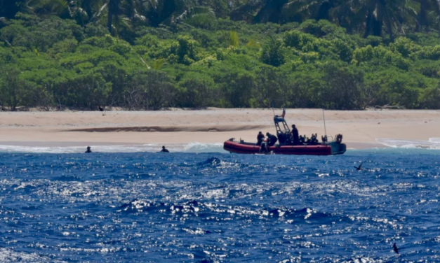 Film gibi: Issız adada mahsur kaldılar! Kumsala yazdıkları mesajla kurtuldular…