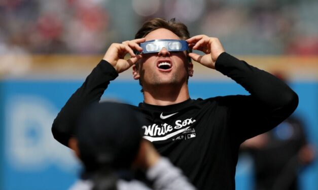 Stunning red phenomena appeared on the sun during the solar eclipse