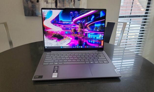 Üst düzey özelliklere sahip orta seviye bir laptop