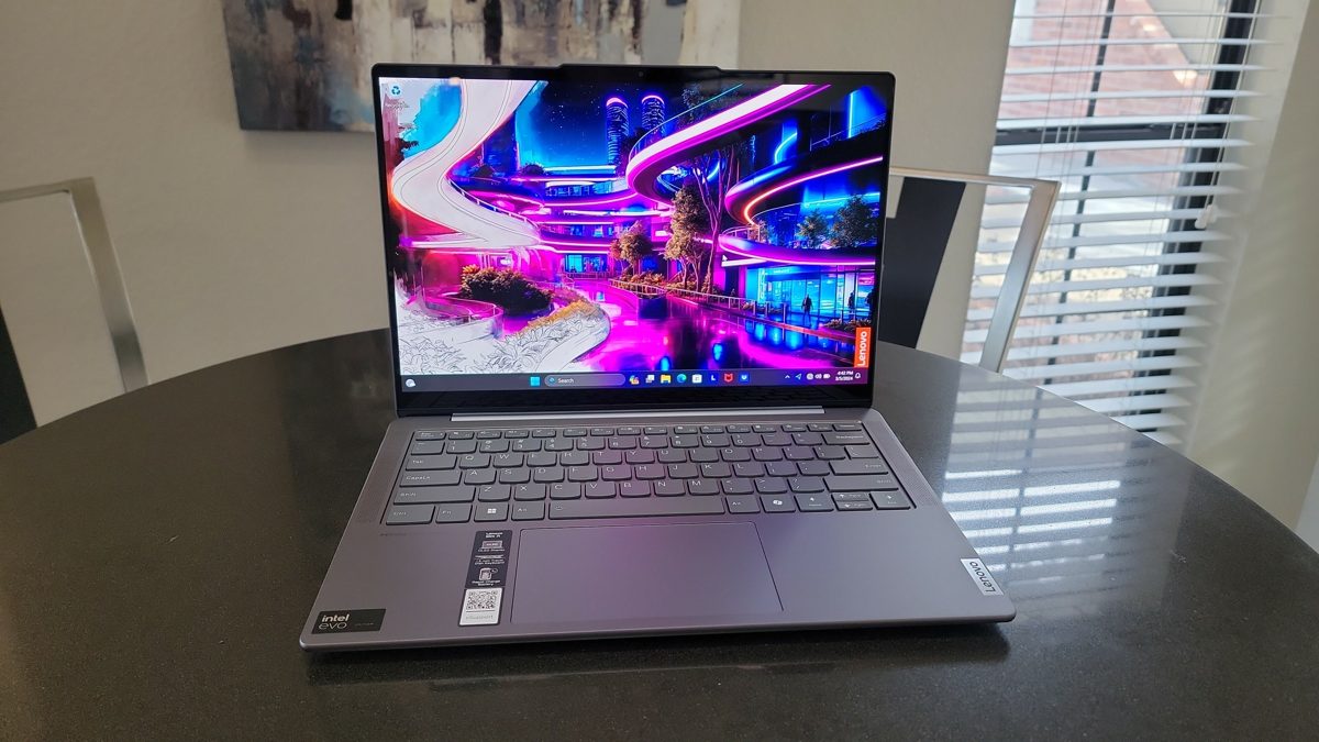 Üst düzey özelliklere sahip orta seviye bir laptop
