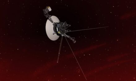 Voyager artık düşman hatlarının ardında! (Uzay aracı mermilerden kaçıyor)