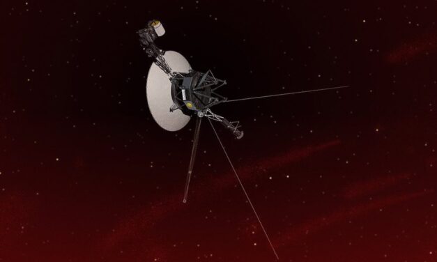 Voyager artık düşman hatlarının ardında! (Uzay aracı mermilerden kaçıyor)