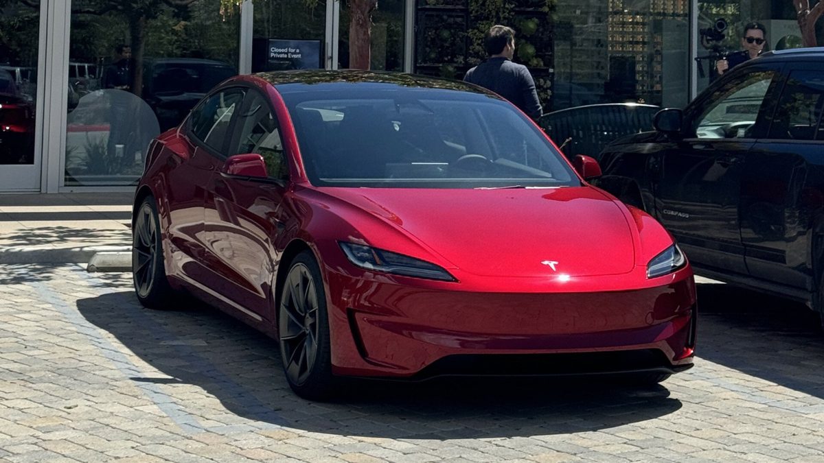 Karşınızda “asfaltı ağlatacak” Tesla Model 3 ‘Ludicrous’